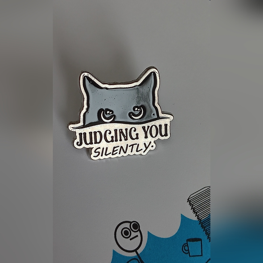 Brooch - Judging You Silently (New) - Picture 3 of 3